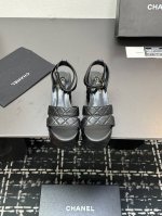 chanel~~夏季款防水台粗跟凉鞋~~鞋面采用了羊京刺绣，脚感舒适，时尚百搭 1鞋面：进囗羊皮 绸缎 2内里: 混种羊皮 3大底：原版开模意大利真皮大底 4鞋