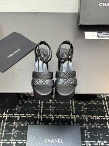 chanel~~夏季款防水台粗跟凉鞋~~鞋面采用了羊京刺绣，脚感舒适，时尚百搭 1鞋面：进囗羊皮 绸缎 2内里: 混种羊皮 3大底：原版开模意大利真皮大底 4鞋