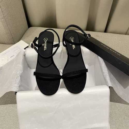 工厂直销 A年度最爱一双增高厚底绝美爆款凉鞋 专柜 正品级 版本！！ 这一季小香新款真的太好看了， 真的一眼爱了 经典的搭配，真的超级有个性！ 复古又时髦，无论