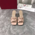 工厂p价p 顶级高端版本 代购品质 原版开发 Valentino 华伦天奴Ss经典爆款夏季方头粗跟凉拖鞋。V家新款全真皮金属金色大V扣子装饰抢手大爆款，Ins&