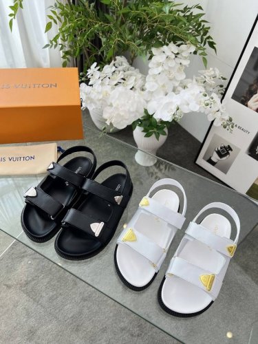 louis Vuitton路易威登春夏新款拖鞋火爆上市 1:1高级定制 秒杀一切仿品 原版开模Logo装饰 既时尚又美观 面料:进口压花丝绸面料 内里羊皮 精美