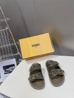 顶级原版货 Fendi芬迪情侣款双带平底拖鞋 带Ff Baguette装饰性搭扣 鞋面棕色原版牛皮+F家经典老花 脚床和包边 内里均为面皮原版牛皮 市面唯一一家