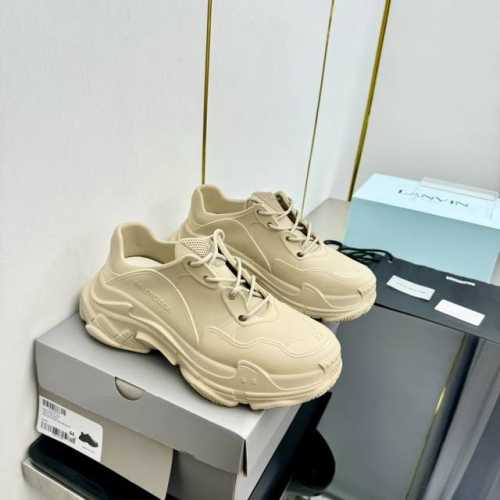 BALENCIAGA巴黎世家Triple s 一体成型ip老爹鞋 经典的老爹鞋型搭配自然简约风格更加简洁实用 原版一体成型MODO材质，舒适柔软. 非常轻盈 码