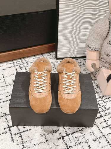 顶级品质 DriesVanNoten#DVN德训毛毛鞋 很miu味的德训单品样子很复古很出彩 麂皮拼接光面小牛皮，质感和细节都很赞哦 内里采用A级纯羊毛材质，皮