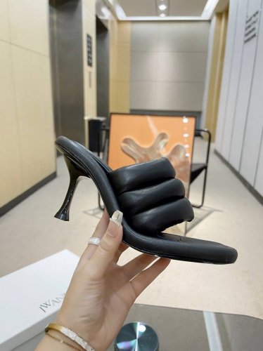 JW Anderson ] [ ]2024新款皮质玛丽珍高跟鞋已上线 ISN博主都在入手的Bumper 全新系列鞋履前卫蔓延、撞色圆形边饰为经典注入摩登基因 、