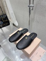 Miumiu秋夏系列穆勒鞋拖鞋包头小羊皮半拖Zp开发 原版拆卸 对版拖鞋秒杀市面版本 Miu真的太少女啦 超级柔软舒服的脚感 材料：原版磨砂皮 小羊皮 原版橡胶