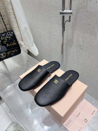 Miumiu秋夏系列穆勒鞋拖鞋包头小羊皮半拖Zp开发 原版拆卸 对版拖鞋秒杀市面版本 Miu真的太少女啦 超级柔软舒服的脚感 材料：原版磨砂皮 小羊皮 原版橡胶