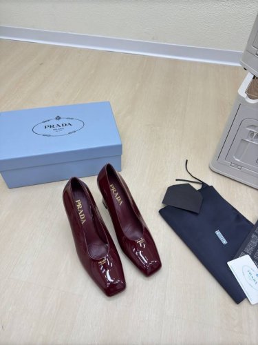 经典单鞋系列 Prada 简约设计 搭配三角标 Logo 的设计和简约的线条 很有格调 简单纯粹得色调 原版开模 舒适炸街 酒红色 小牛漆皮Logo 擦色工艺
