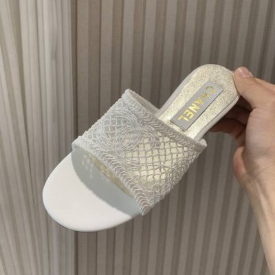 chanel 小香 25Ss 春夏新品度假 懒人拖鞋 小香的一款全新设计 简约百搭上脚超级美的 怎么看都超美 鞋面：采用特殊编织 大底：意大利真皮大底 Size