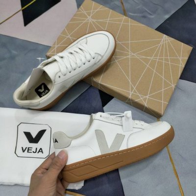 女码 男码 VEJA法国时尚品牌，专注于鞋款和配件，以绿色地球和低碳运动为宗旨，品牌的所有单品均以环保物料制作。这款运动鞋鞋面采用丝绸牛皮制成，质感极佳，鞋侧的