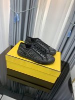 原单顶板 p 品牌：Fendi芬迪 尺码35-40 39–44 45可定制 等级： 官网正品 材料： 进口原版Logo布料鞋面 原版舒适内里 Tpu耐磨轻便大底
