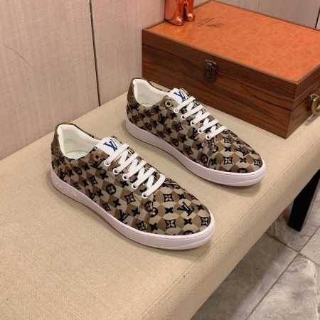 新款 厂价 Lv* 最新爆款休闲鞋，顶端品牌奢侈～代购，顶级～质量。鞋面選用进口透气布面料搭配材质透气羊皮垫脚 精细做工。原版个性时尚柔软橡膠耐磨防滑大底，上脚 - 点击图像关闭