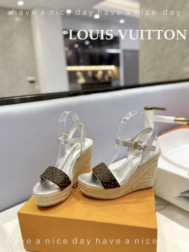 出厂 Loui& Vuitto&路易威登 法国代购新款驴牌 春夏首选 最新 走秀 款厚底凉鞋 香港原版购入一比一开模 今年的款式比去年增加了老花原素 显得更为大