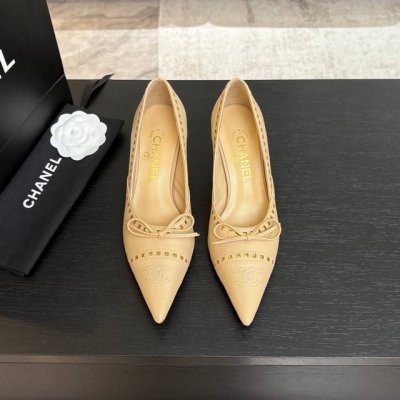 Chane*｜小香经典蝴蝶高跟凉鞋 真的强烈推荐这一系列真的太美了 链条蝴蝶结搭配珍珠高跟设计上脚精致优雅 香家设计理念 总让我出乎意料的惊讶！ 鞋面采用进口小