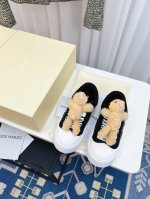 13Demarzo 小众潮牌 25Ss新款 小熊 贴章 厚底 牛皮 休闲鞋 鞋子和小熊居然也能搭配到了一起，软萌可爱的小熊通过弹力纽扣固定 很牢固 不易脱落 ，