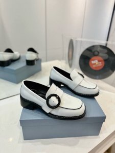 工厂价 普拉达 这一季这太美了吧！无敌搭配怎么穿都超级好看 四季最新爆款系列 今年非常火爆，穿上，休闲两不失误，清爽的表现足以表达对鞋子的个个细节的把控 鞋面采