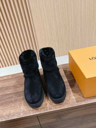 顶级品质工厂 louis vuitton fw24 new arrival～ L家2024秋冬新款羊毛短靴 雪地靴 又是一款Lv经典之作！超正立体的圆润靴型 皮 - 点击图像关闭