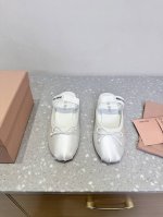 真丝 Miu Miu 缪缪 25Ss春夏新款 芭蕾舞 半拖 缪家以芭蕾的灵动意韵融于日常. 以现代笔触刻画舞鞋经典轮廓 超软的绵羊皮质款芭蕾舞鞋. 从经典日式鞋