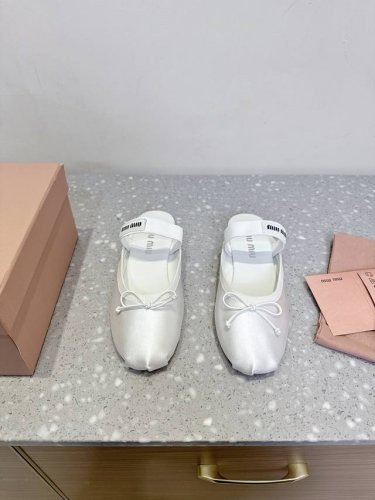 真丝 Miu Miu 缪缪 25Ss春夏新款 芭蕾舞 半拖 缪家以芭蕾的灵动意韵融于日常. 以现代笔触刻画舞鞋经典轮廓 超软的绵羊皮质款芭蕾舞鞋. 从经典日式鞋