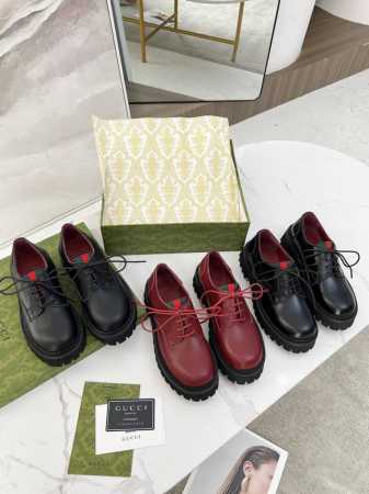 上新啦！2024最新版古驰GUCCI百搭绑带乐福鞋， 跟高：5cm 面料：头层牛皮 开边珠 内里 垫脚：羊皮里。 大底是发泡大底材质 颜色：黑色 安可拉红 码数 - 点击图像关闭