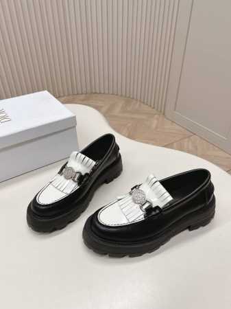 Dior Cruise 2025早春系列乐福鞋 流苏小皮鞋 经典升级 充满活力与时尚态度 轻松玩转街头 青春洋溢的酷时尚风格 轻松随意的优雅风格 高定精神的奢华 - 点击图像关闭