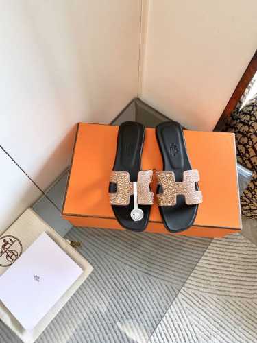 出厂 Hermes Oran 经典钻面拖鞋，追求珐琅 百分百纯手工 莱茵石钻面拖鞋，经典“H”鞋面。此鞋款是您衣橱中的点睛单品，充分展现爱马仕经典风格独有的百搭