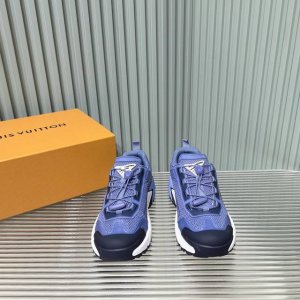 限男码 驴牌新款厚底休闲运动鞋 跑鞋 本款 Lv Runner Tatic 运动鞋融合网格面料和饰带等科技材质，演绎传统登山鞋的灵感启发 Lv 字母抒写于一侧，