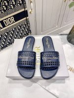 出厂： Dior 迪奥春夏新款 镂空平底拖鞋 一字拖 休闲凉拖 这款D-Lane凉拖彰显经典风格。黑色牛皮革鞋面，展示镂空藤格纹图案，饰以金色饰面金属Chris