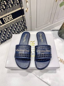 出厂： Dior 迪奥春夏新款 镂空平底拖鞋 一字拖 休闲凉拖 这款D-Lane凉拖彰显经典风格。黑色牛皮革鞋面，展示镂空藤格纹图案，饰以金色饰面金属Chris