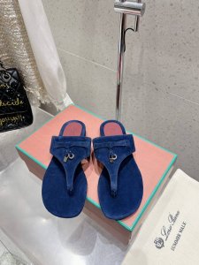 loro Piana 25春夏Lp顶级版本英伦宝石吊坠夹脚平底拖鞋凉鞋 原来这就是传说走两万步都不会累脚的夹脚凉鞋把颜值和脚感都拿捏住了，上脚一走就会被彻底沦陷