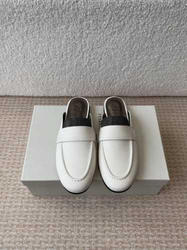 Brunello Cucinelli 新款拖鞋 春夏新款 又不喜欢那个牌子的来 珠链设计一眼Bc 不烂大街 好穿好搭 时髦有型 bc很有品味 配上一双袜子穿也很
