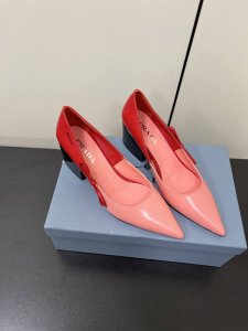 Prada 25ss 早春新款绝美尖头跟鞋 时尚界久违的极简之美经典时尚配色 毫不费力的优雅风来袭 时髦 精致 绝美 包头尖头 开边珠外穿时尚气质简约新款日常拖