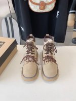 l 一款时尚与保暖并存的的马丁靴她来了，采用进口高丝光牛反绒面料，不失优雅的经典舒适的棉麻布料，暖暖的全羊毛里，大底采用的是没有重负感的发泡大底，点缀上双色的鞋