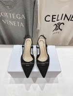 高版本出厂 Dior*迪奥D家2025Ss春夏新款尖头高跟鞋凉鞋时装鞋！顶级版本～ 超美的脚踝扣上脚超仙儿尖头设计巨拉长腿型 设计简约又不失甜美 鞋面：进口布面