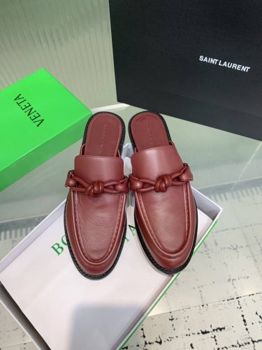 Bottega Venetabv Astaire系列结绳配饰乐福拖鞋 上脚轻松又时髦 穿上它 百搭又时髦 轻松穿出高级感 每一步都走出你的时尚新节奏 鞋面材质选