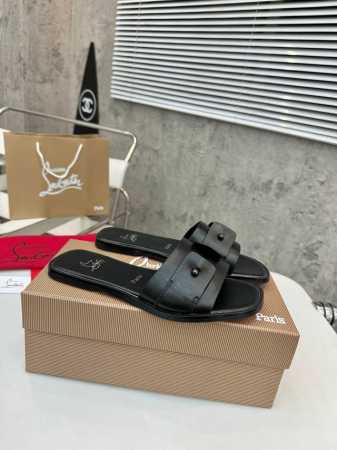 真皮底 橡胶底 顶级版本 代购级③个颜色供选择。今年重磅推出 Christian Louboutin Cl 标识设计 红底鞋最新走秀款 简称Cl 红底鞋今年T台 - 点击图像关闭