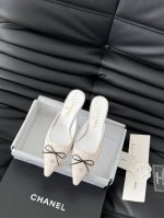 Chanel Vintage中古系列凉鞋简约而不简单的款，上脚特别显脚细。鞋面定制面，内里垫脚羊皮，真皮大底。跟高7Size:35-39 其它码数定做