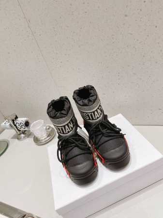 短筒 长筒 Dio.r. D家秋冬最新王炸款 雪地靴 胖墩墩的 好看可爱到爆炸 →_→来自 DiorAlps 限定系列，别具一格。闪亮尼龙 Oblique 印花 - 点击图像关闭
