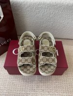 gucci 25Ss 春夏系列Gg菱形新款男女厚底休闲拖鞋 凉鞋 由经典真皮电绣菱形条纹＋配双G金属扣作为品牌的标志性象征制作而成打造令人惊艳的作品焕新演绎！