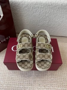 gucci 25Ss 春夏系列Gg菱形新款男女厚底休闲拖鞋 凉鞋 由经典真皮电绣菱形条纹＋配双G金属扣作为品牌的标志性象征制作而成打造令人惊艳的作品焕新演绎！
