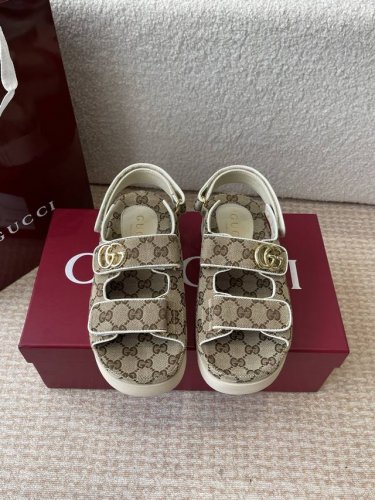 gucci 25Ss 春夏系列Gg菱形新款男女厚底休闲拖鞋 凉鞋 由经典真皮电绣菱形条纹＋配双G金属扣作为品牌的标志性象征制作而成打造令人惊艳的作品焕新演绎！