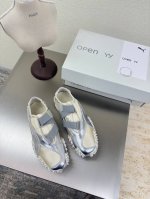 open Yy 彪马是一款极具魅力的鞋款 白银 设计与风格:其设计灵感源自赛车鞋 扁平流畅的鞋型 简洁的线条 以及贯穿2 3鞋身的Logo 尽显速度与激情 能让