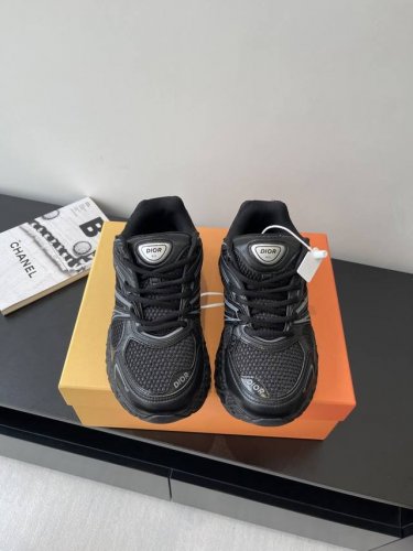 Dior X Kaws 联名款B35胶囊情侣款 系列 镂空 网面 运动鞋 这款名为B35 Nxt 的新款运动鞋 采用了 3D打印技术制成镂空式鞋底 鞋身部分则是