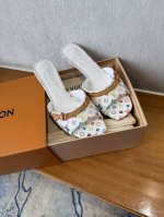 橙子出厂价p Louis Vuitton 路易威登 春夏新款 Lv白三彩猫跟拖鞋 高跟拖 露趾细跟凉拖 单宁色搭配的棕色皮质，也太出彩了！ 刚刚好的小猫跟，性感