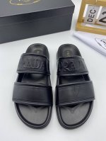 元 Prada 新款凉拖鞋！亮经典设计风格！满满商务能量！100%原材质，全系原版，透气舒适，橡胶组合Eva鞋底！！码数38-46，现货供应，长期有货，欢迎转图