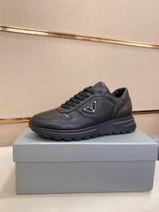 工厂p价 高版本 高品质新款prada 普拉达 专柜同步上市 新款男鞋 面料精选进口头层牛皮 纯手工工艺制作而成 内里:全牛皮内里 高端气垫开模防滑橡胶大底 精