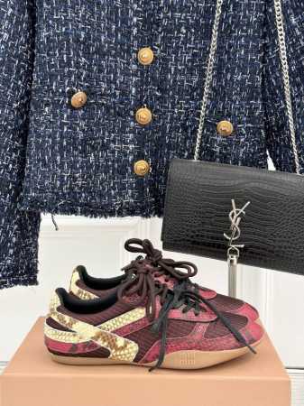 miu Miu 缪缪25Ss秀场新品运动鞋 这双运动鞋引起关注Miu Miu 与 New Balance 合作系列无疑是近几年最成功的运动鞋单品， 本季Miu - 点击图像关闭