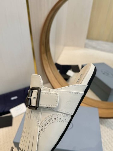 工厂批 Prada 普拉达 25Ss春夏走秀新款流苏复古乐福鞋单鞋 半拖鞋这款鞋履着意呈现经典与复古格调，兼具阳刚气质与柔美风情，形成二元对比，彰显Prada系