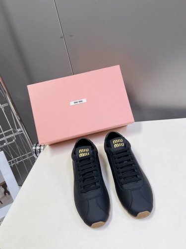 Miumiu缪缪春夏最新走秀款 休闲脏脏鞋 运动小白鞋 国内外博主刷爆的一款，小红书种草系列，复古又时髦上脚美炸了 简约的运动板鞋设计，极具辨识度的鞋舌，打造佛