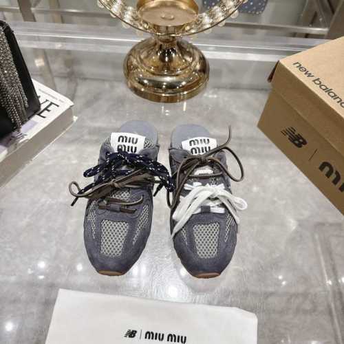 出厂 New Balancemiu Miu 联名半拖 这双被封为 富婆快乐鞋 的联名款包头拖鞋从设计到质感 从穿搭到氛围感 通通在线联名款延续了Miumiu的